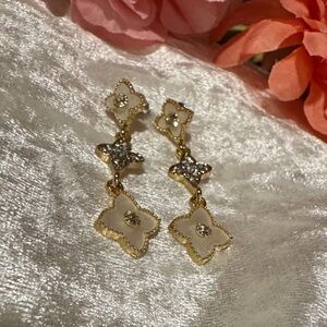 🌸Final price🌸 Elegant Gold and White Floral Earrings